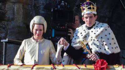 Olivia Colman y Josh O'Connor en una escena de la tercera temporada.