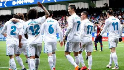 GRAF9097. EIBAR, 10/03/2018.- El delantero portugués del Real Madrid, Cristiano Ronaldo (3d), celebra con sus compañeros su segundo gol marcado al Eibar, durante el partido de la jornada 28 de LaLiga celebrado en el estadio de Ipurua de Eibar. EFE/Juan Herrero.
