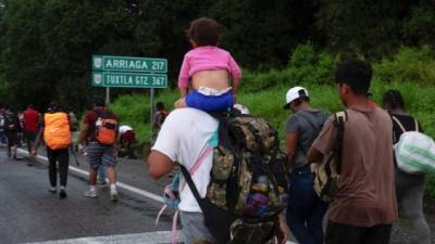Migrantes hondureños y salvadoreños fueron detenidos por autoridades mexicanas cuando intentaban avanzar hacia el norte del país./AFP.