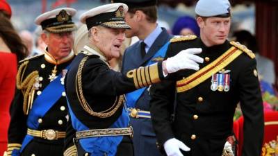 Los miembros de la realeza británica vestirán de civil en el funeral del príncipe Felipe para evitar mostrar qué príncipes tienen derecho a uniforme militar, pensando especialmente en Harry que abandonó la monarquía hace un año, informaron el jueves medios locales.