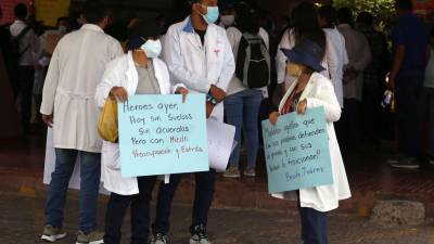 Recientemente médicos protestaron en casa de gobierno en Tegucigalpa