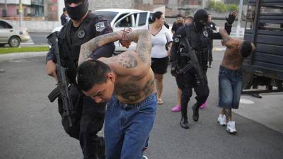 La fuente indica que, desde el comienzo del estado de excepción a finales de marzo pasado, se han detenido a 52.115 “pandilleros”.