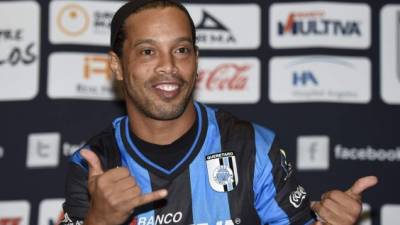 Ronaldinho fue presentado oficialmente en Querétaro.
