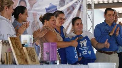 La primera dama Ana García de Hernández entregó los utensilios que las mujeres usarán en sus microempresas.