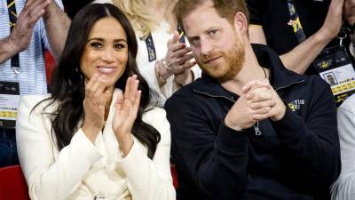 El duque y la duquesa de Sussex, el príncipe Harry y su esposa Meghan Markle visitan la sección de voleibol en la quinta edición de los Juegos Invictus en La Haya el 17 de abril de 2022.