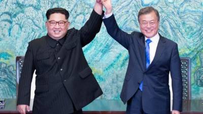 Ambos líderes coreanos, Kim Jong-un (izq.) y Moon Jae-in auguraron una 'nueva era de paz' en la península tras la histórica cumbre.