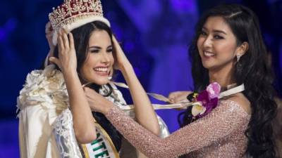 Miss Internacional 2018 Mariem Claret Velazco García (i) recibe la corona de su predecesora Kevin Lilliana de Indonesia. Behrouz MEHRI / AFP.