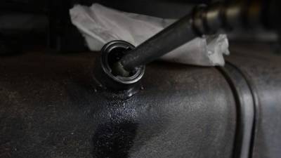 Los gasolineros advierten que los consumidores podrían terminar pagando un precio muy alto por la rebaja a la gasolina regular.