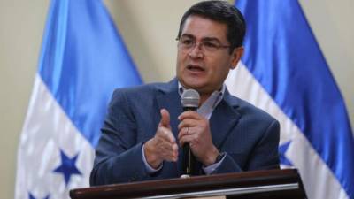 El mandatario hondureño Juan Orlando Hernández durante la conferencia de prensa de hoy martes en Tegucigalpa, capital de Honduras.