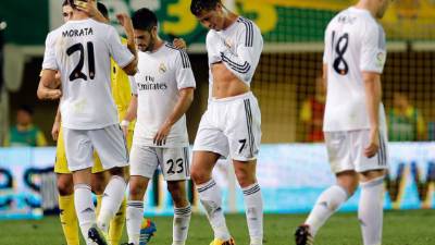 Los jugadores del Real Madrid se lamentan al final del partido tras empatar con el Villarreal.