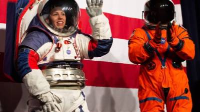 Los nuevos trajes vienen en dos modelos: el modelo para exploración lunar (izq.) y el traje de vuelo que los astronautas usarán durante la travesía espacial.