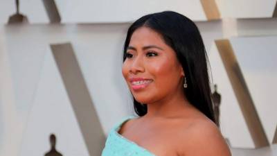AME8019. HOLLYWOOD (ESTADOS UNIDOS), 10/12/2018.- La actriz Yalitza Aparicio participa en el lanzamiento de la película 'Roma' hoy, en el Teatro Egipcio de Hollywood (EE.UU.). Una lección de sencillez y humildad dieron hoy, en el corazón de Hollywood, el director mexicano Alfonso Cuarón y la actriz Yalitza Aparicio al presentar la película Roma a un selecto grupo de invitados entre los que se destacaron representantes de las trabajadoras domésticas de Estados Unidos. EFE/ Iván Mejía