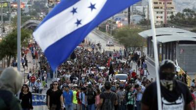 Los estudiantes protestaron ayer por la cancelación del segundo periodo.