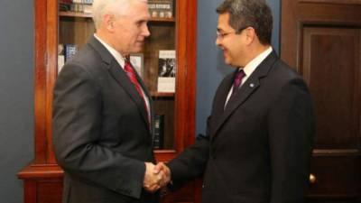 En la imagen de archivo, Mike Pence y Juan Orlando Hernández.