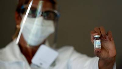 Una enfermera muestra la vacuna cubana Abdala en La Habana (Cuba).