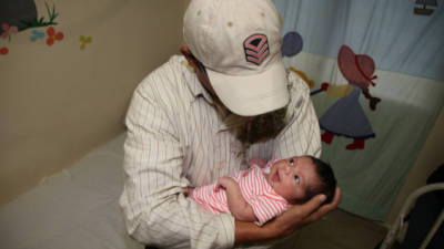 El padre de la niña pudo cargarla de nuevo el pasado domingo en una clínica en Siguatepeque donde la dejaron abandonada.