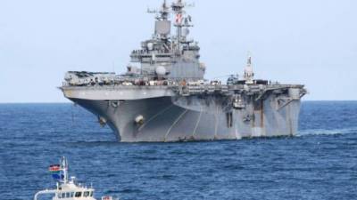 Two Kenya Port Authority boats can be seen in front of the Wasp class amphibious assault ship USS Boxer as it sails past the Likoni channel headed to dock at the port of Mombasa, Monday, April 20, 2009.(AP Photo/Str)