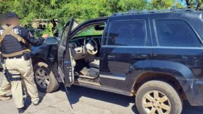 En la residencial se encontró un vehículo con reporte de robo en Tucson, Arizona.