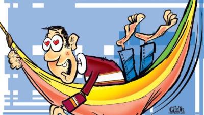 Las muchachas se reían con las ocurrencias de aquel joven.