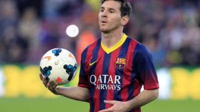 Barcelona's Argentinian forward Lionel Messi gestures after missing a goal during the UEFA Champions League group D football match FC Barcelona vs Olympiacos FC at the Camp Nou stadium in Barcelona on Ocotber 18, 2017. / AFP PHOTO / LLUIS GENE