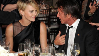 Charlize acompañó a Sean Penn en su cena de caridad en la que de acuerdo con testigos, ambos se veían felices y risueños. Foto tomada de www.quien.com