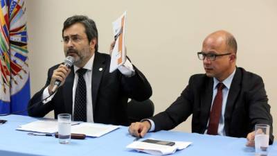 El vocero de la Maccih, Juan Jiménez Mayor, y Michael Simons, miembro de la Misión, durante la presentación.