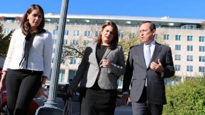 La vicecanciller Andrea Matamoros, la canciller María Agüero y Marlon Tábora salen del Departamento de Estado.