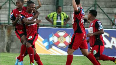 Los jugadores del Deportes Savio celebran uno de los goles del partido contra Marathón.