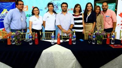 Miembros de la Iglesia Católica y empresas patrocinadoras en la rueda de prensa.