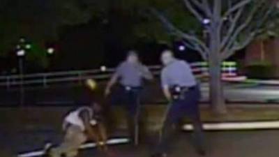 El policía le dio una patada en el rostro al sospechoso afroamericano luego de someterlo.