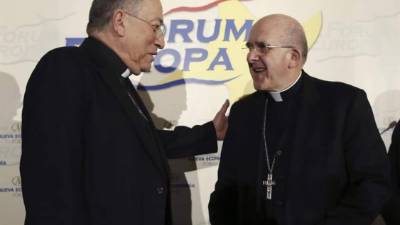 El arzobispo de Tegucigalpa, Óscar Andrés Rodríguez Maradiaga, que pronunció una conferencia en el Nueva Economía Forum, hoy en Madrid, conversa con el arzobispo de Madrid, Carlos Osoro, que presentó su intervención. EFE