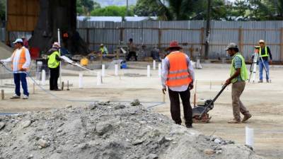 Empleados realizan el compactado de suelo. Foto: Jordan Perdomo