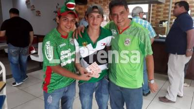 Aficionados del Marathón llegaron a comprar los últimos boletos para la Gran Final. Foto Luis Licona