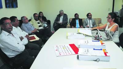 Los representantes de la parte acusadora, la defensa y observadores de derechos humanos al momento de realizar la audiencia de reconstrucción.