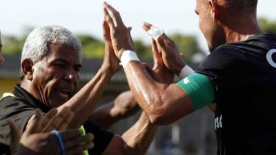 Jorge Zaldívar celebrando con el técnico Héctor Castellón.