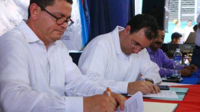 Escoto y Zelaya durante la firma. Foto: Amílcar Izaguirre