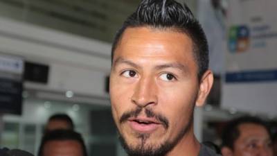 Roger Espinoza mientras atendía a los medios de comunicación en el aeropuerto sampedrano.