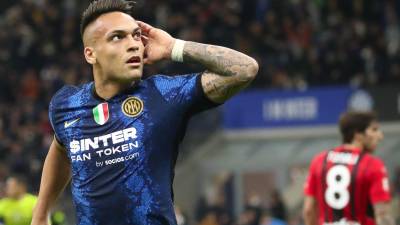 Lautaro Martínez se destapó con un doblete en la goleada de 3-0 del Inter ante Milan. Foto EFE.