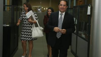 El exviceministro del Trabajo Carlos Montes junto a cuerpo legal de la directiva.