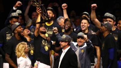 Los jugadores de Golden State Warriors levantan el trofeo de campeones. Foto AFP