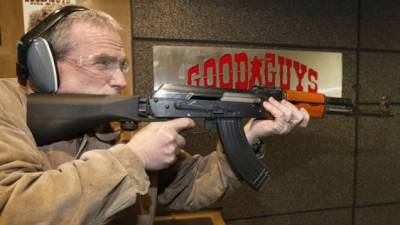 Varias tiendas están dejando de vender las armas de guerra usadas en los últimos tiroteos en escuelas de EEUU.//AFP.
