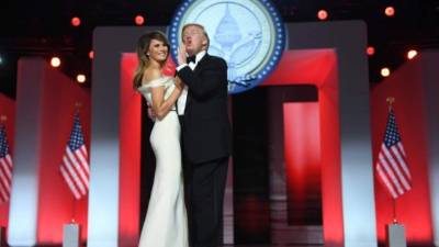 El presidente Donald Trump con su esposa Melania en el tradicional baile.