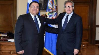 El Secretario General de la OEA, Luis Almagro, compartió en Twitter una fotografía con el canciller de Honduras, Arturo Corrales, quien encabeza la misión para instalar el diálogo.