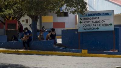 Varias personas esperan en las afueras de las salas de emergencia de un hospital en Managua. Foto: EFE