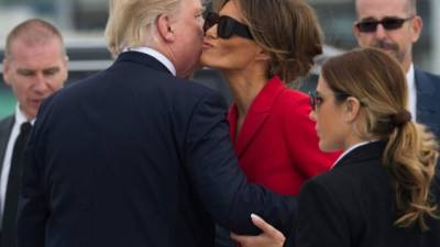 El presidente Trump besa a la primera dama, Melania, a su llegada al aeropuerto de París. AFP.