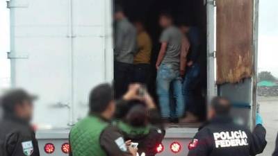 Agentes federales durante la detención de indocumentados, la mayoría centroamericanos, y dos presuntos traficantes cuando viajaban en un camión de carga por el norteño estado mexicano de Nuevo León. EFE