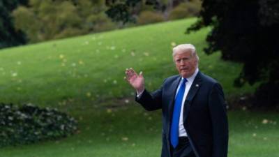 US President Donald Trump walks to board Marine One September 20, 2018 at the White House in Washington, DC, as he departs for Las Vegas. / AFP PHOTO / NICHOLAS KAMM