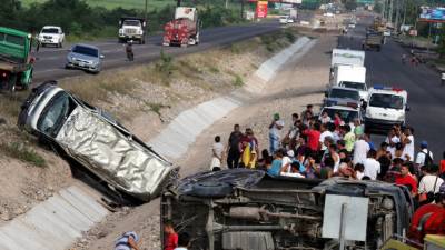 Luego del choque, uno de los microbuses quedó en la cuneta en medio de los dos carriles y el otro en la orilla de la calzada.