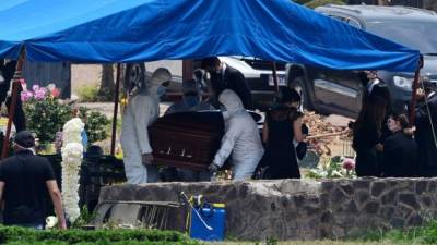 Un hondureño es sepultado en un cementerio tras fallecer por coronavirus. AFP