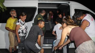 Migrantes centroamericanos se entregan hoy a personal del Instituto Nacional de Migración (INM), en la ciudad de Tapachula.